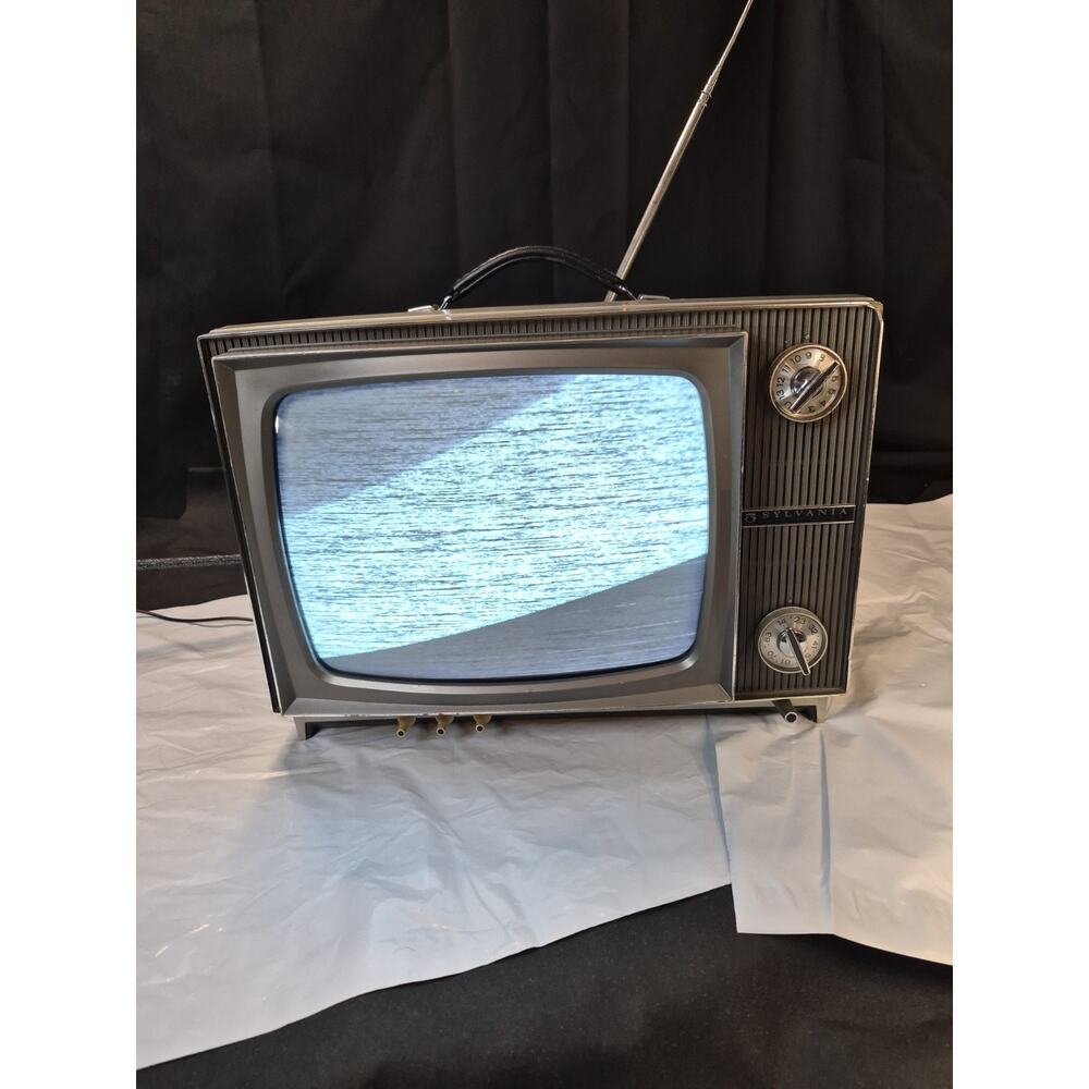 Vintage 1967 SYLVANIA TV Solid State Tube Portable Clean Works Perfect.. 12P16E